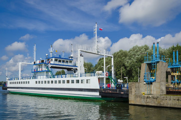 CITY FERRY © Wojciech Wrzesień