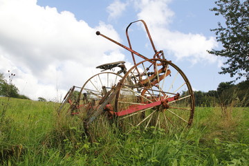 Alter, rostiger Traktor, M&auml;hdrescher auf einer Wiese, einem Feld