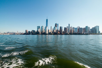Fototapeta na wymiar Manhattan skyline with freedom tower from a boat