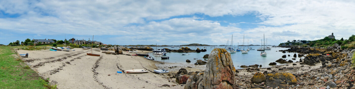 Bateaux au mouillage sur l'&icirc;le Chausey, Normandie, Manche, France