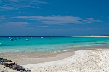 Sandstrand unter blauem Himmel. Insel Sal, Kap Verde