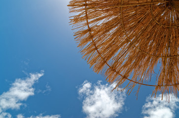 Blick auf den Himmel durch einen Sonnenschirm aus Stroh. Sandstrand auf der Insel Sal, Kap Verde