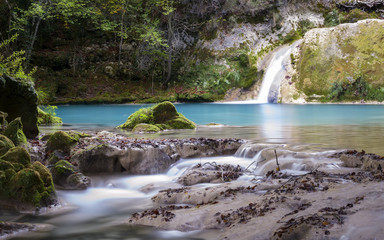 Pequeña cascada en el río Urederra. Navarra. España