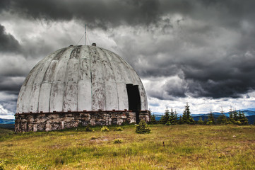 Obraz premium Abandoned radar station Pamir in Carpathian mountains, Ukraine