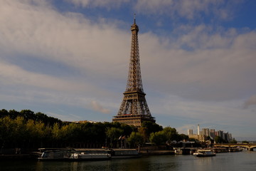 Fototapeta na wymiar Tour Eiffel du matin à Paris, France