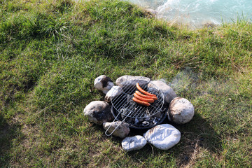 Würstchen in der Natur grillen