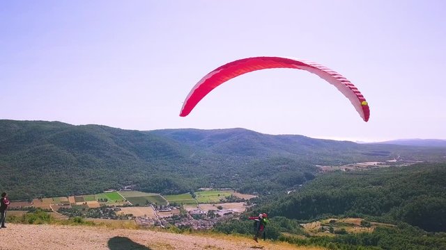 Parapente au d&eacute;collage en drone vue a&eacute;rienne 