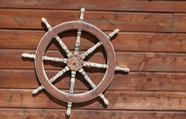 Obraz premium Dekoratives Steuerrad eines Schiffes