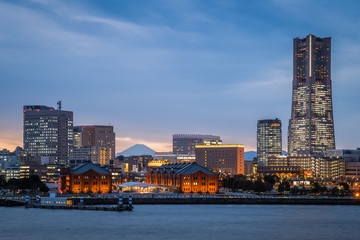 Obraz premium Yokohama minato mirai bayside and Mountain Fuji at twilight in winter season.