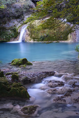Fototapeta na wymiar Pequeña cascada en el río Urederra. Navarra. España