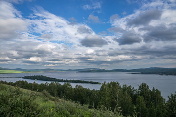 Fototapeta na wymiar Вид на Большое озеро и небо с облаками, с горы.