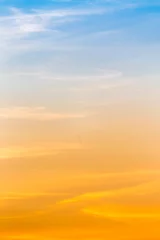 Schilderijen op glas wolken in de lucht bij zonsondergang als achtergrond © schankz