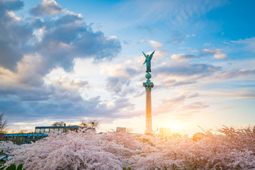 Obraz premium Beautful sunset St. Alban's church (Den engelske kirke) and fountain in Copenhagen, Denmark