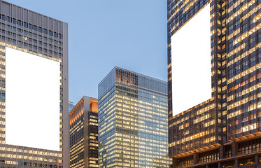 Fototapeta premium Blank big billboard and High office building in the city