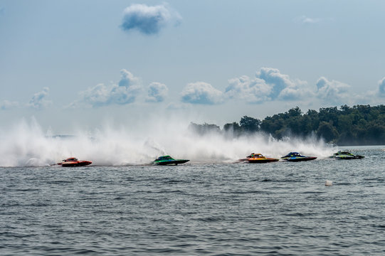 4 hydroplanes racing