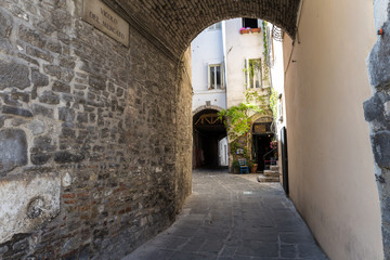 Fototapeta na wymiar the alley of Spoleto