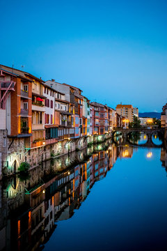 Reflets sur la rivi&egrave;re l'Agout &agrave; Castres de nuit