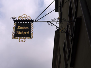 Schild am Haus einer Zuckerbäckerei in Dinkelsbühl, Bayern Deutschland