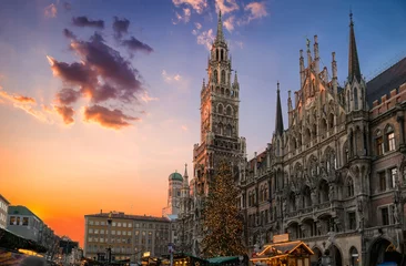 Weihnachtsmarkt am Marienplatz in München bei Sonnenuntergang © moofushi