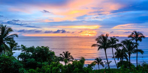 Tropischer Sonnenuntergang in Costa Rica mit Palmensilhouetten © Dusseauphoto