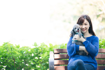 犬の散歩、女性、ベンチ