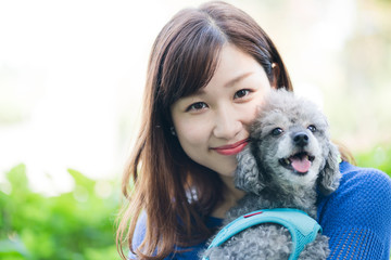 犬の散歩、女性、ベンチ