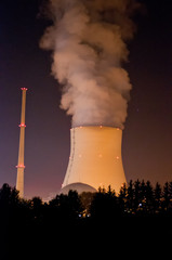 Kernkraftwerk Isar II bei Nacht