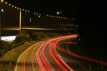 Autobahn bei Nacht Langzeitaufnahme mit Lichtstreifen