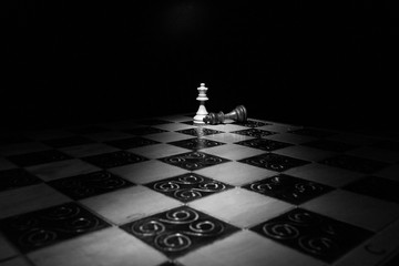 Scacchi fotografati su una scacchiera © carlofornitano66
