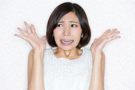 弁解する女性