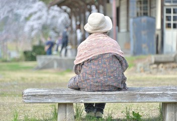 春の日・くつろぐ老女 