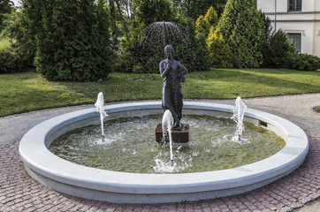 in the middle of the park is a basin with a fountain