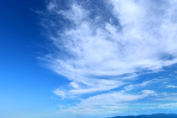優雅な雲と秋空