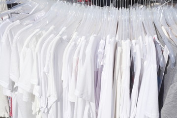 Weisse T-Shirts auf Kleiderbügeln