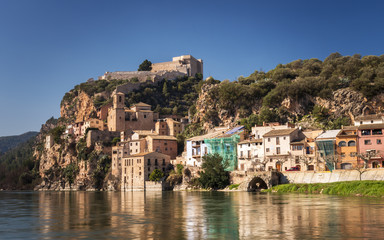 Fototapeta na wymiar Vista junto al río Ebro del pueblo de Miravet. Tarragona. España
