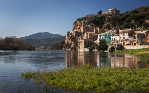 Vista parcial del pueblo de Miravet junto al río Ebro. Tarragona. España