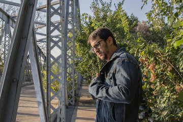 chico en puente