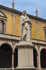 Fototapeta na wymiar Statue von Dante in Verona