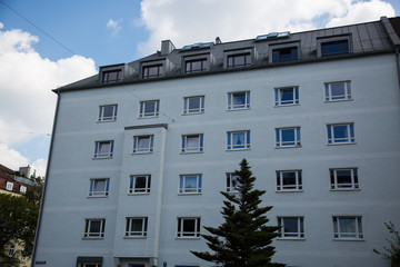 Wohnhaus, Mietshaus in München, blauer Himmel