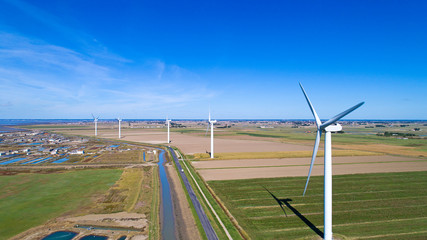 Photo aérienne d'un parc éolien près de Bouin en Vendée