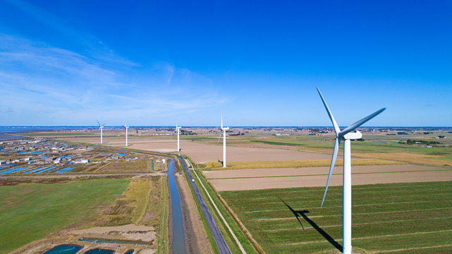 Photo a&eacute;rienne d'un parc &eacute;olien pr&egrave;s de Bouin en Vend&eacute;e