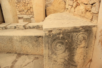 Hal Tarxien: Steinblöcke mit Reliefs in einem Megalith-Tempel auf Malta