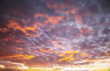 Feuerhimmel beim Sonnenuntergang