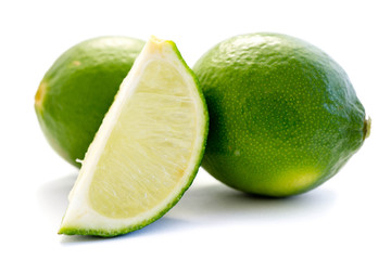 Limette Limetten Lemmon Limone Zitrusfrucht isoliert freigestellt auf weißen Hintergrund, Freisteller