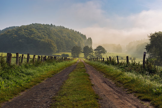 Pfad in sch&ouml;ner Landschaft im Hochsauerland mit W&auml;ldern, Bergen und Wolken