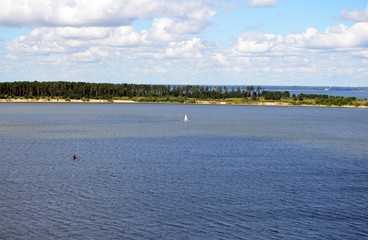 Obraz premium Белый парусник в Новосибирском водохранилище