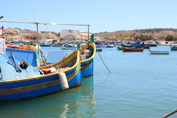 Fototapeta na wymiar Blick über den malerischen Hafen von Marsaxlokk auf Malta