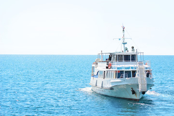 Obraz premium The ship sails on the sea against the background of the horizon