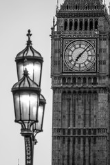 Fototapeta na wymiar Beautiful street lanterns on Westminster Bridge in the evening