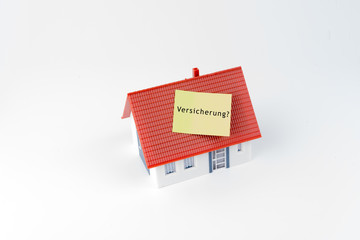 Immobilie mit Schild und Aussagen